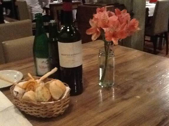 Vinho e couvert para ir abrindo o apetite em jantar em Mendoza, na Argentina